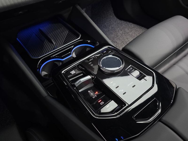2026 BMW 5 Series 520i Special Edition photo 9
