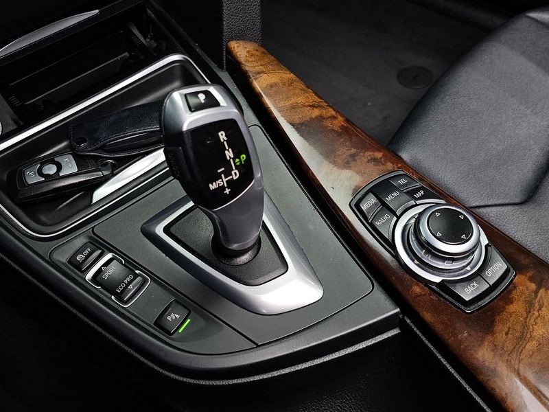 2012 BMW 3 Series 320d photo 9