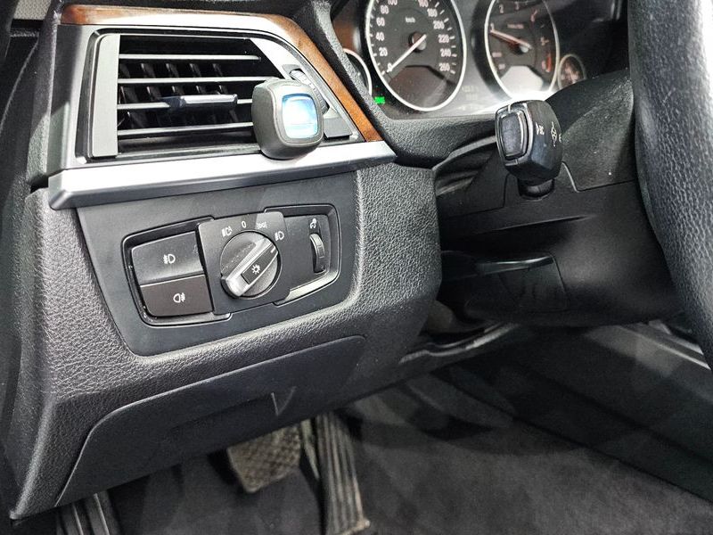 2012 BMW 3 Series 320d photo 15