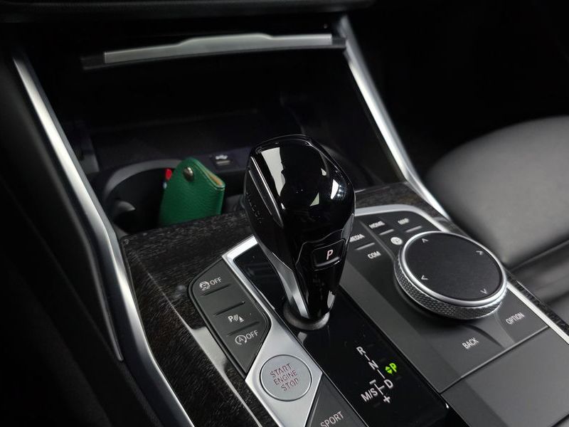 2022 BMW 3 Series 320d Luxury photo 9
