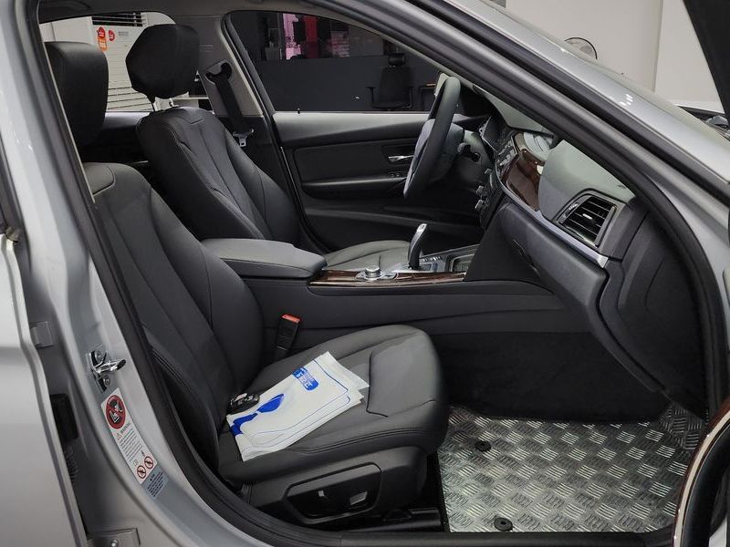 2012 BMW 3 Series 320d photo 12