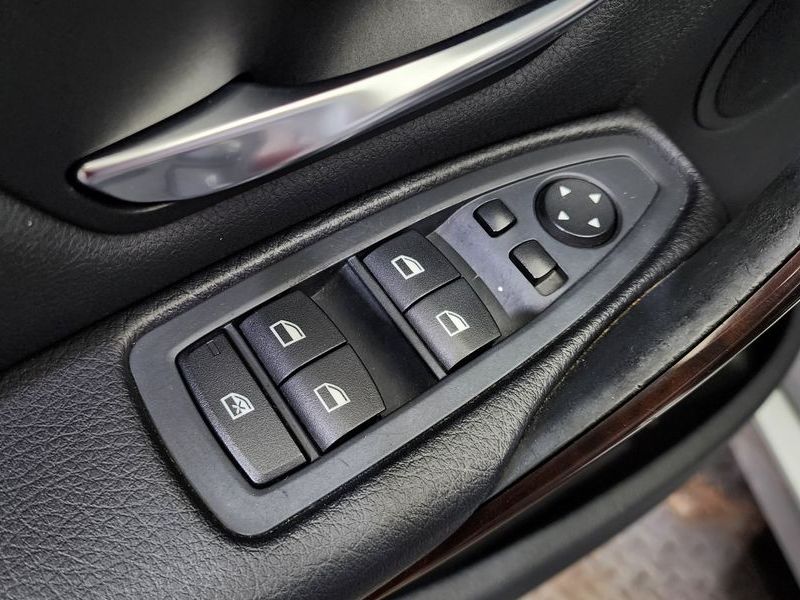 2012 BMW 3 Series 320d photo 13