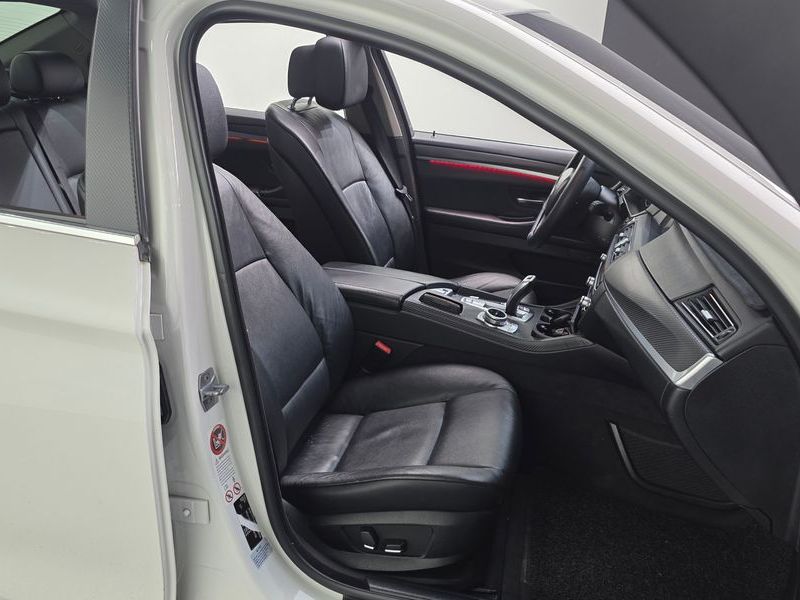 2013 BMW 5 Series 520d photo 12