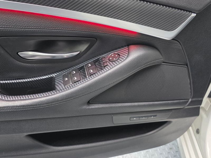2013 BMW 5 Series 520d photo 14