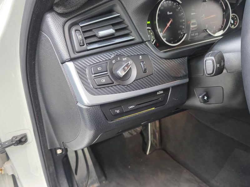 2013 BMW 5 Series 520d photo 15