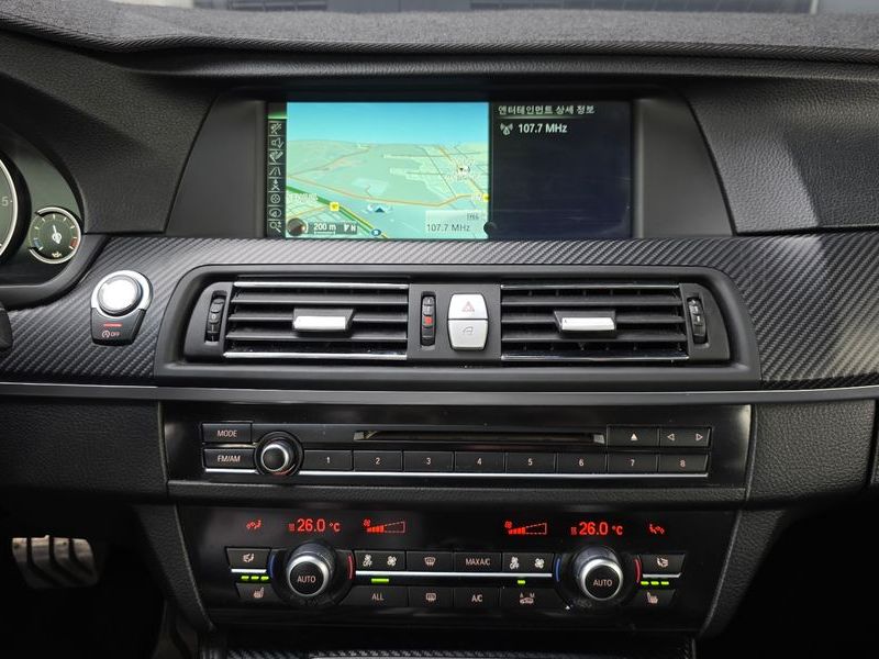 2013 BMW 5 Series 520d photo 17