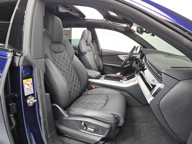 2023 Audi Q8 55 TFSI Quattro Premium photo 11