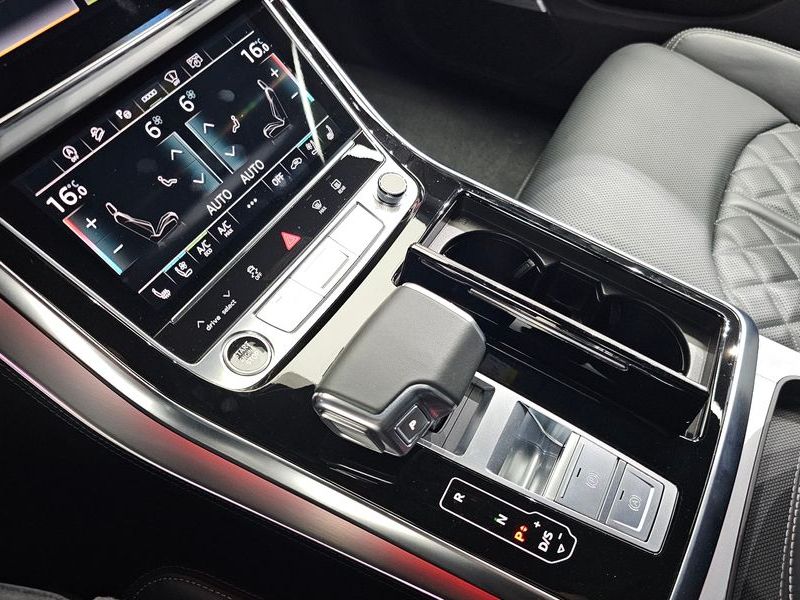 2023 Audi Q8 55 TFSI Quattro Premium photo 9