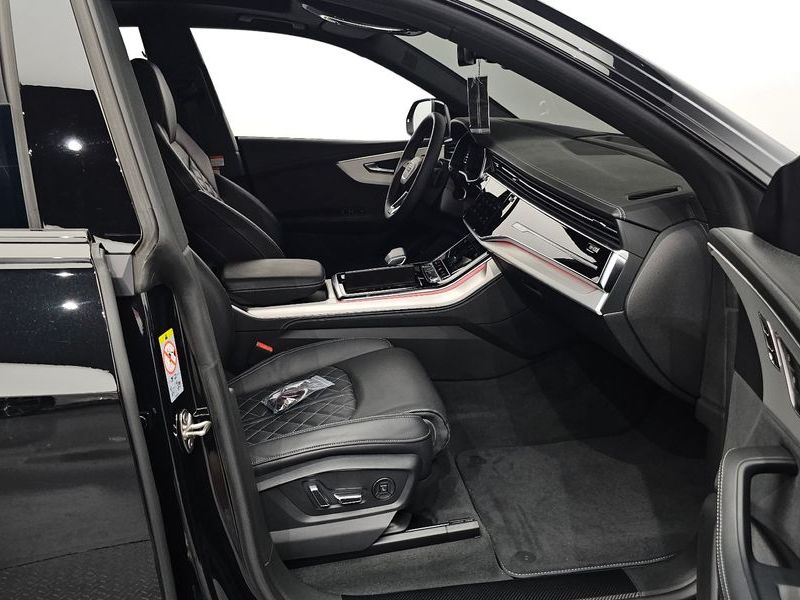 2023 Audi Q8 55 TFSI Quattro Premium photo 11