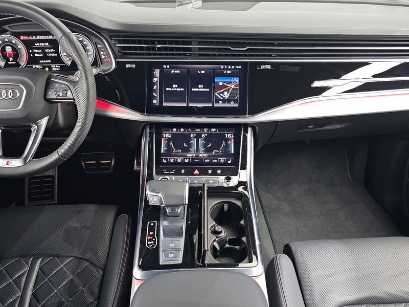 2023 Audi Q8 55 TFSI Quattro Premium photo 14