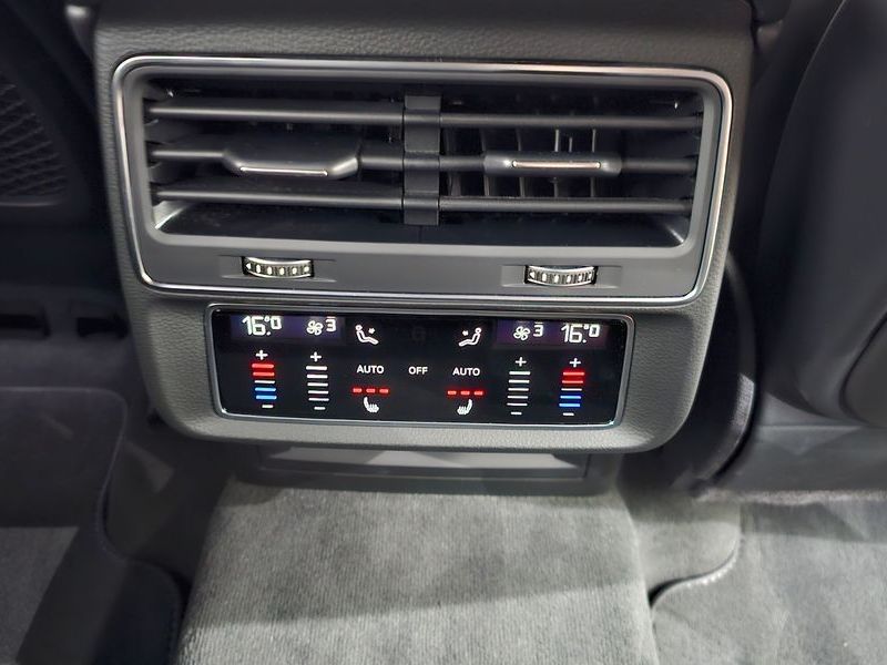 2023 Audi Q8 55 TFSI Quattro Premium photo 18