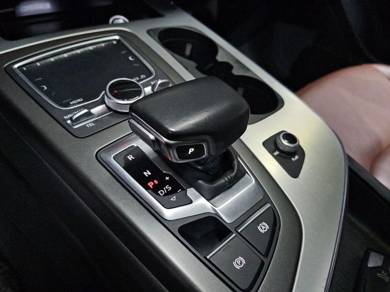 2019 Audi Q7 45 TFSI Quattro photo 9