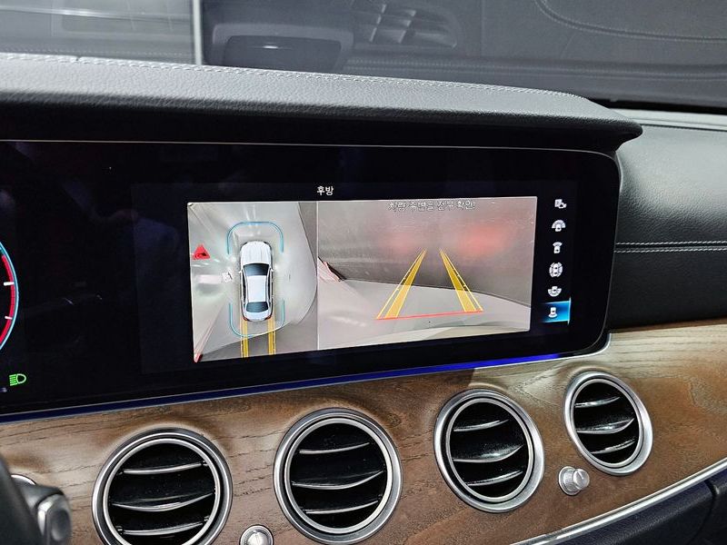 2022 Mercedes-Benz E-Class E220d 4MATIC Exclusive photo 16