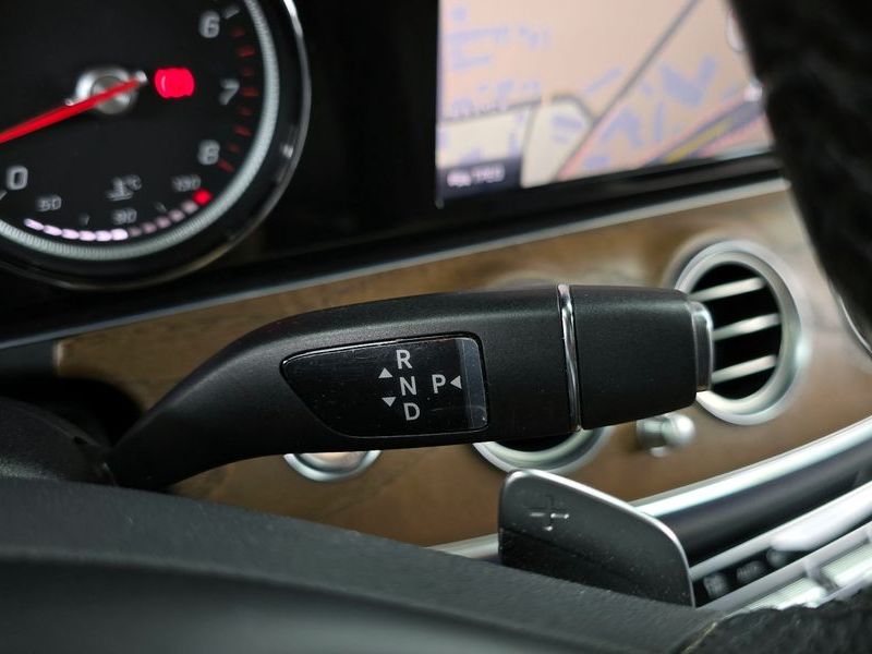 2018 Mercedes-Benz E-Class E300 4MATIC Exclusive Standard photo 9