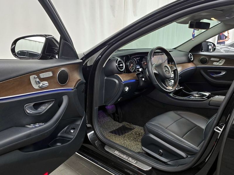 2018 Mercedes-Benz E-Class E300 4MATIC Exclusive Standard photo 10