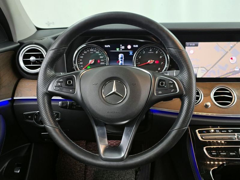2018 Mercedes-Benz E-Class E300 4MATIC Exclusive Standard photo 13