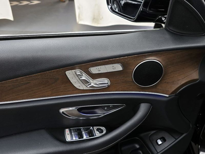 2018 Mercedes-Benz E-Class E300 4MATIC Exclusive Standard photo 18