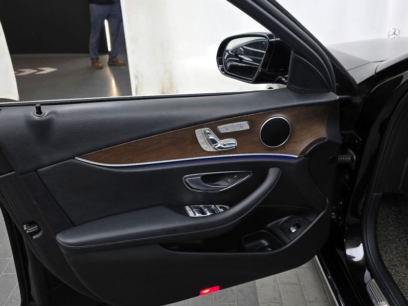 2018 Mercedes-Benz E-Class E300 4MATIC Exclusive Standard photo 24