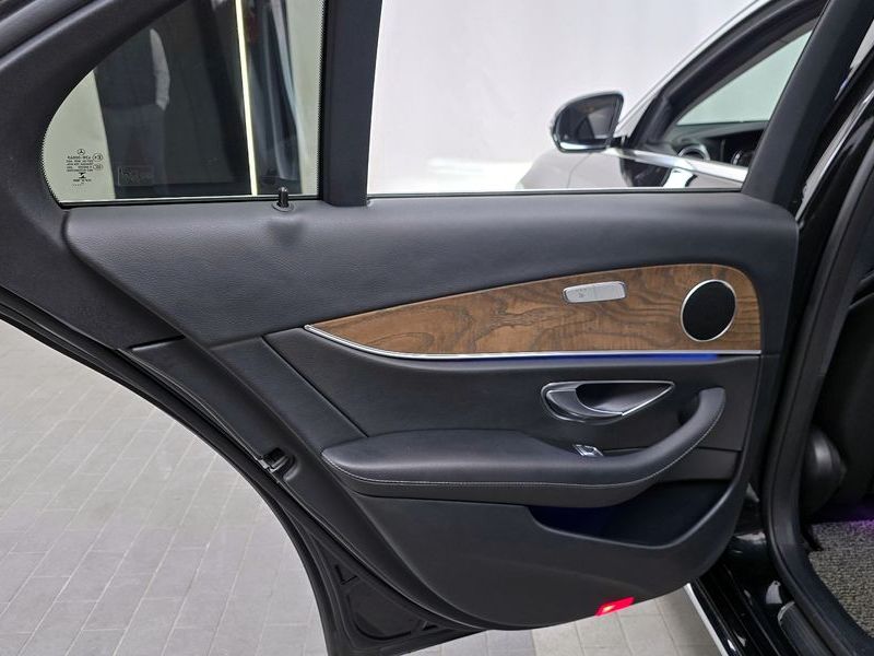2018 Mercedes-Benz E-Class E300 4MATIC Exclusive Standard photo 25