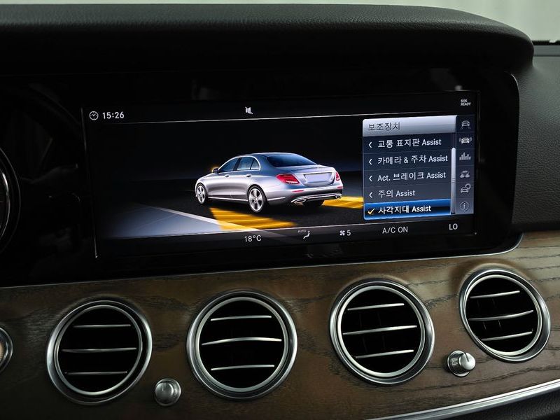 2018 Mercedes-Benz E-Class E300 4MATIC Exclusive Standard photo 28