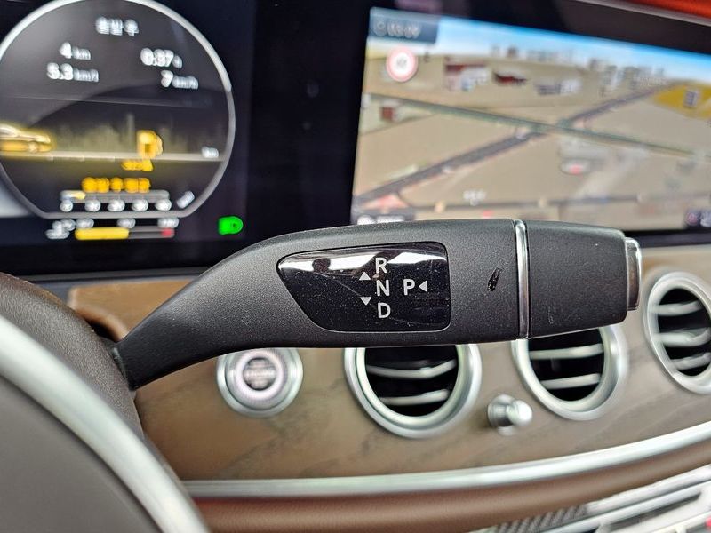 2020 Mercedes-Benz E-Class E220d 4MATIC Exclusive photo 9
