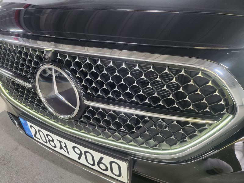 2026 Mercedes-Benz E-Class E200 Avantgarde photo 9