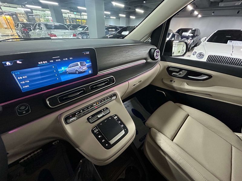 2025 Mercedes-Benz CLA V300 CDI W447 photo 11
