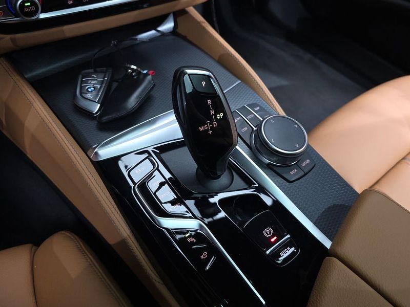 2023 BMW 5 Series 520i M Sport photo 9