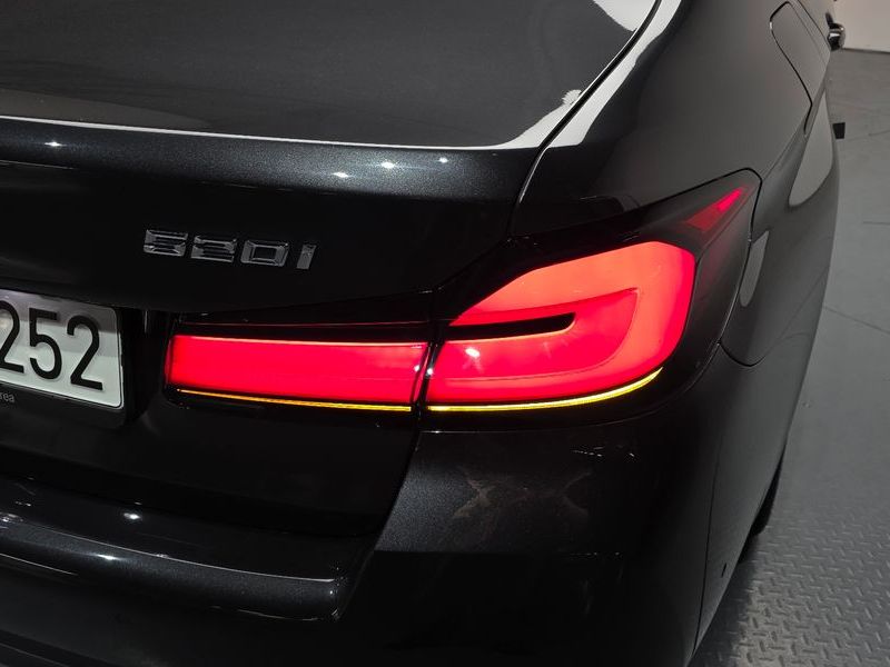 2023 BMW 5 Series 520i M Sport photo 23