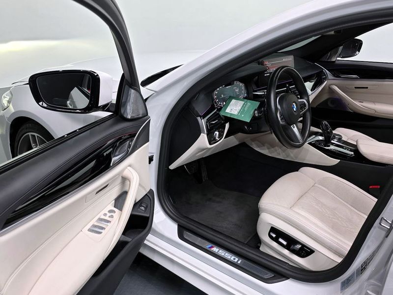 2023 BMW 5 Series M550i xDrive photo 10