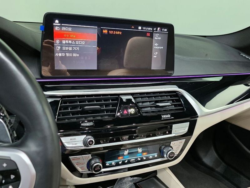 2023 BMW 5 Series M550i xDrive photo 15