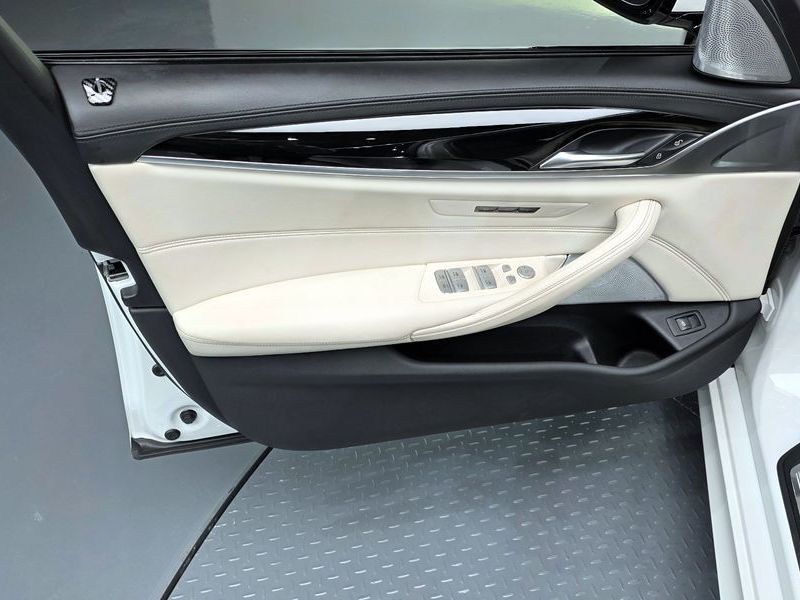 2023 BMW 5 Series M550i xDrive photo 24