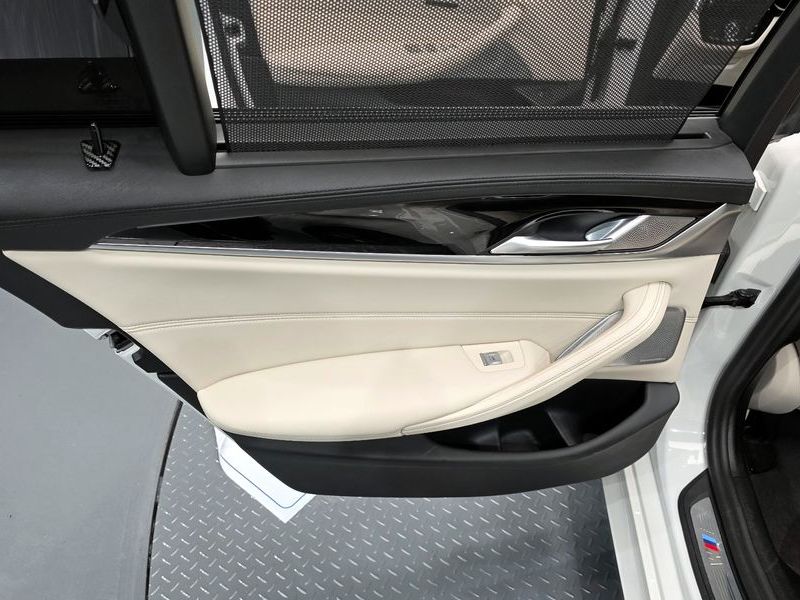 2023 BMW 5 Series M550i xDrive photo 25