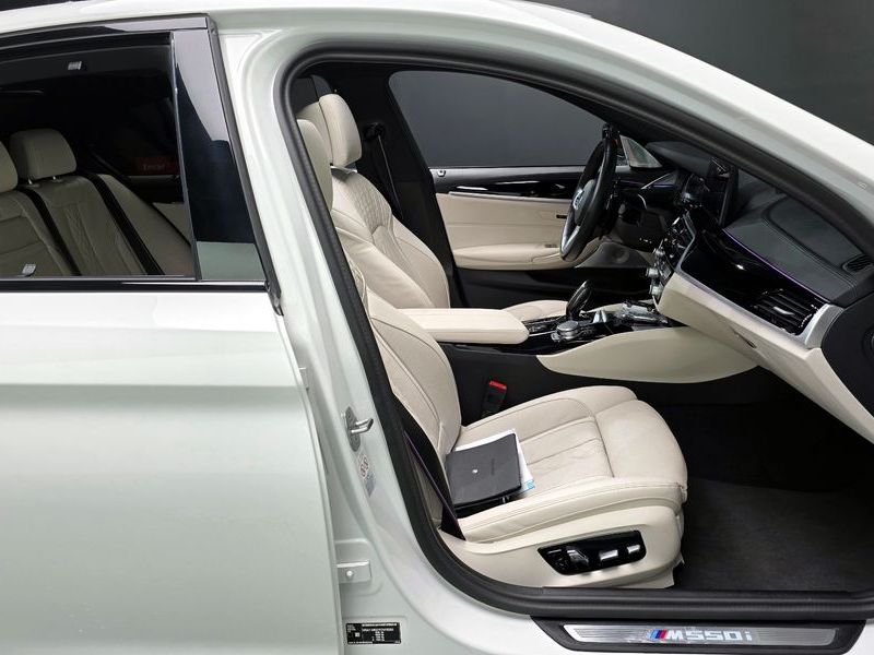 2023 BMW 5 Series M550i xDrive photo 26