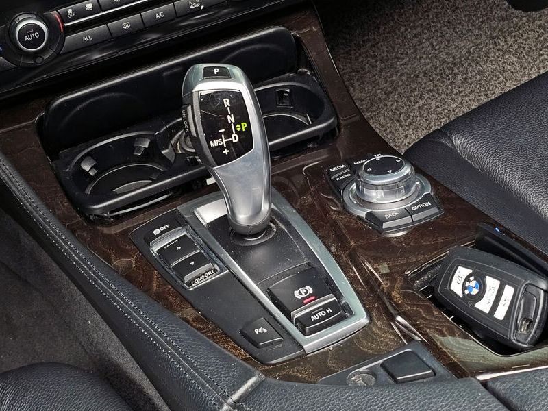 2013 BMW 5 Series 520d photo 8