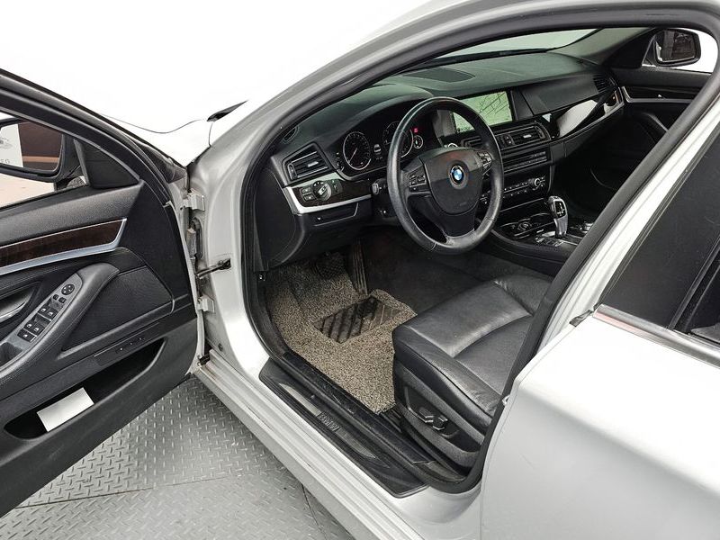 2013 BMW 5 Series 520d photo 10