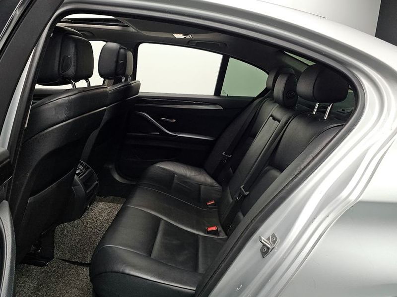 2013 BMW 5 Series 520d photo 11