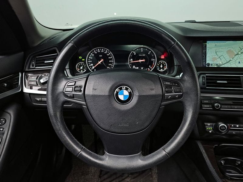 2013 BMW 5 Series 520d photo 12