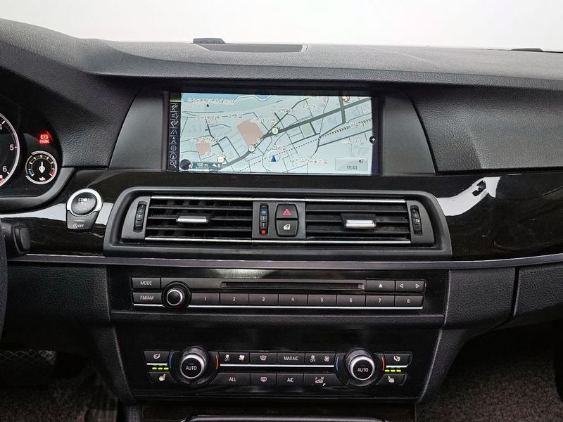 2013 BMW 5 Series 520d photo 14