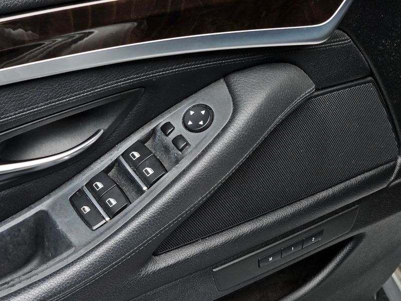 2013 BMW 5 Series 520d photo 17