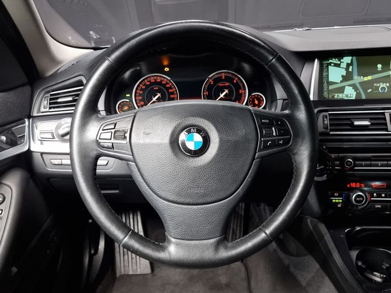 2014 BMW 5 Series 520d photo 13