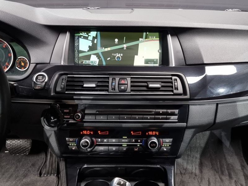 2014 BMW 5 Series 520d photo 15