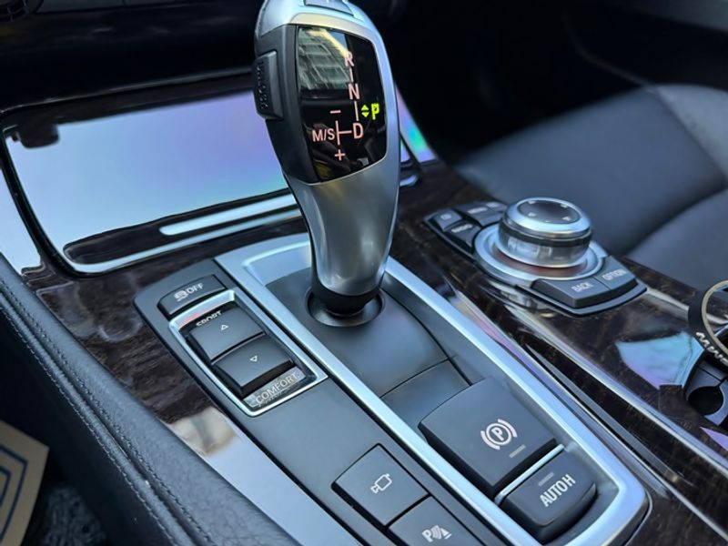 2012 BMW 5 Series 528i photo 9