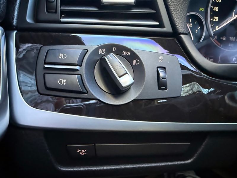 2012 BMW 5 Series 528i photo 11
