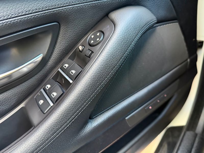 2012 BMW 5 Series 528i photo 12