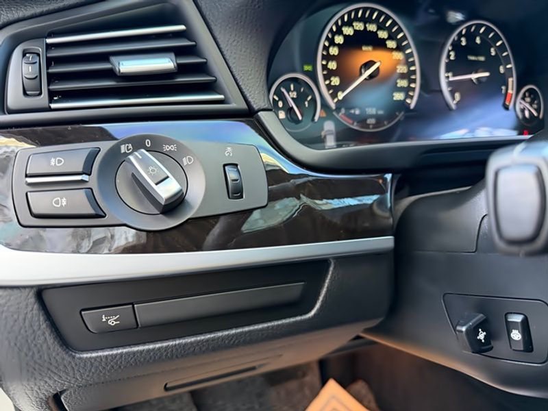 2012 BMW 5 Series 528i photo 17