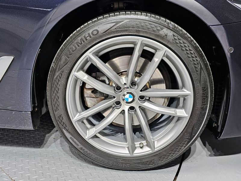 2018 BMW 5 Series 520d M Sport Package Plus photo 21