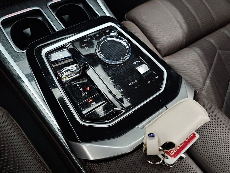 2023 BMW 7 Series 750e xDrive M Sport photo 9