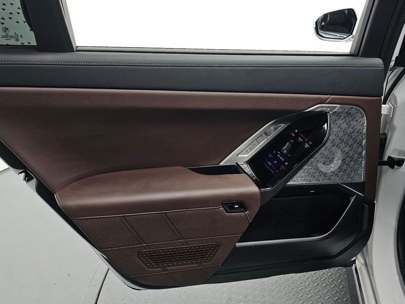2023 BMW 7 Series 750e xDrive M Sport photo 25