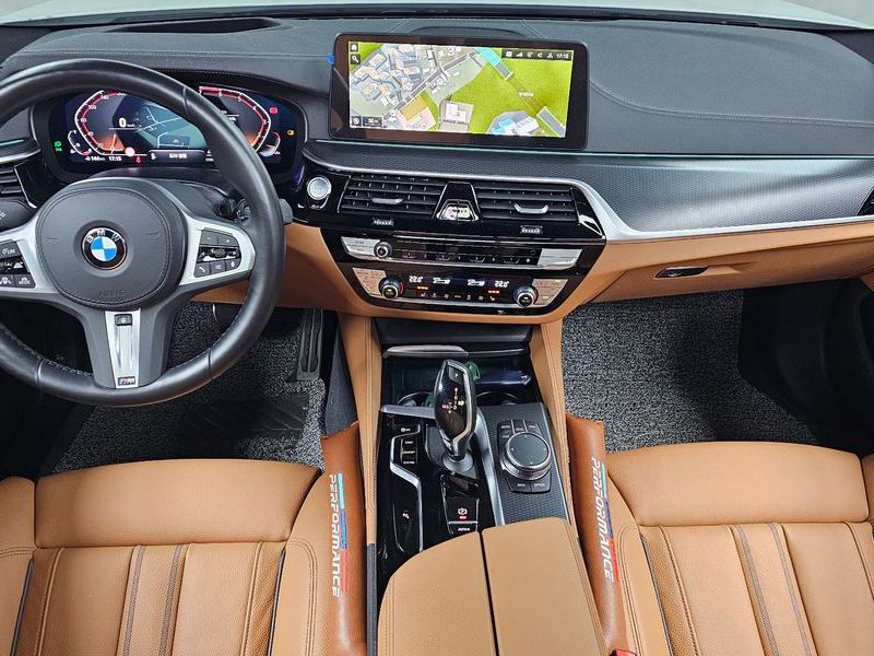 2023 BMW 5 Series 520i M Sport photo 7